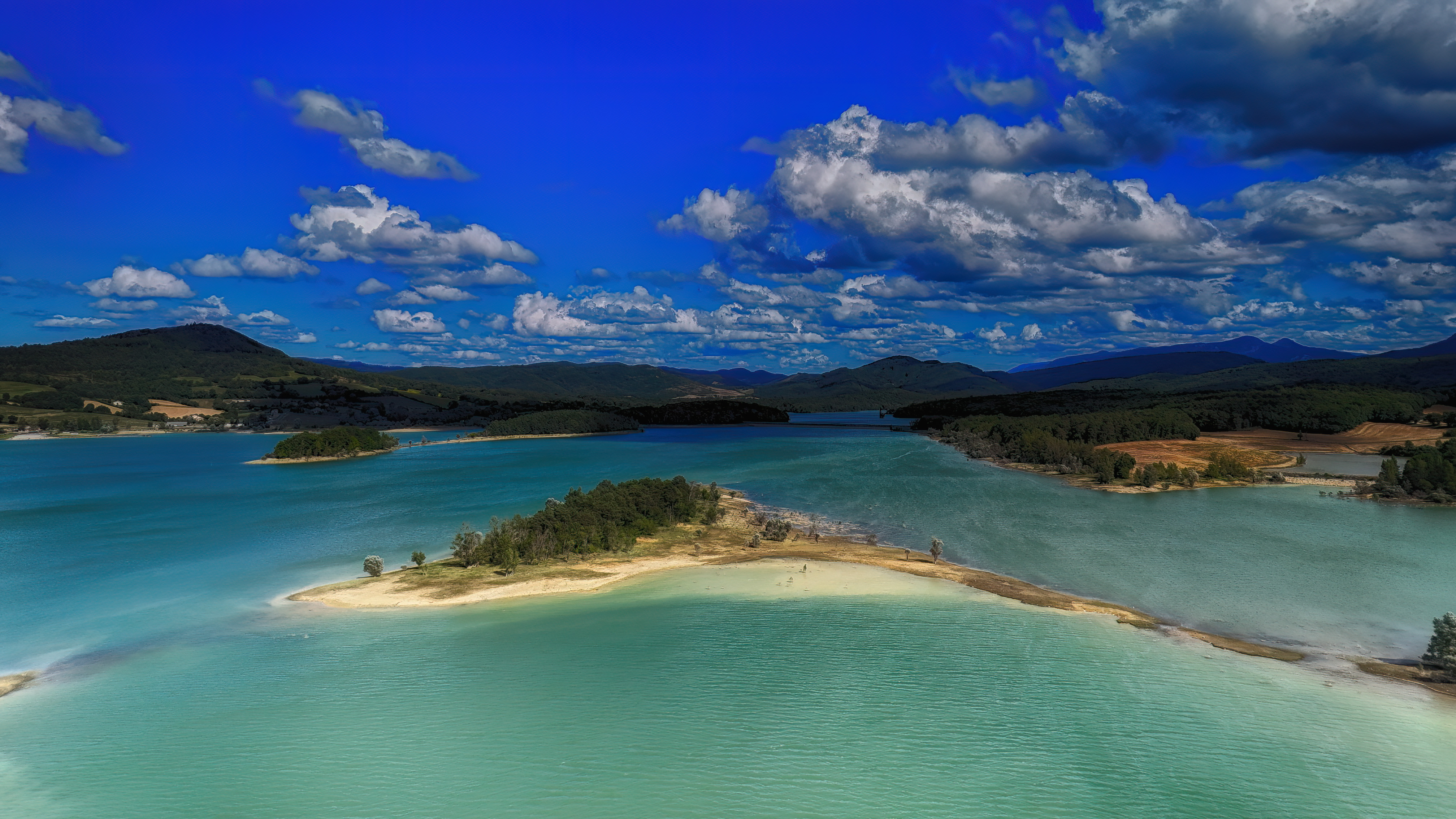 Archipel de Montbel ጠ Enfilade d'îles et plage du Bout du Lac